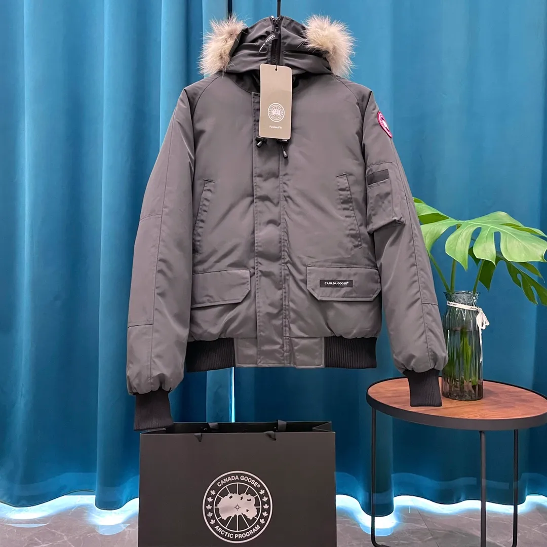 P760 Canada Goose➡️Canada🦢 Down Jacket The fabric is made of Feather-Light 10D waterproof coated fabric. It is made of 84.5 polyester fiber and 15.5 cotton. The surface is treated with a special Teflon protective coating produced by DuPont to be windproof and splash-proof, and makes the clothing anti-pollution and long-lasting. The fur collar is made of imported coyote hair. Green wolf breed is thick and luxurious. High fluffiness. The coat color is green and bright. Original Yoshida Kogyo Kabushikigaisha zipper, top-grade zinc alloy electroplated zipper with the highest specification. Using precise Japanese craftsmanship, raw materials and management methods. Each zipper can withstand 100,000+ openings and closings. Ask Anyne Shoknows holographic laser anti-counterfeiting label. Main label double-line 9-needle locking stranded embroidery. Electronic digital automatic embroidery. Maple leaves with sharp edges. One-piece seamless cuffs. The original version is consistent with the official length of 13cm. All seals are marked with dates. All inner liner are overcoated. Overcoating means sewing the entire inner liner. On the one hand, it is to prevent the velvet from running off. On the other hand, it can keep the stiffness of the clothes. Same style for men and women. Size: XS S M L XL XXL